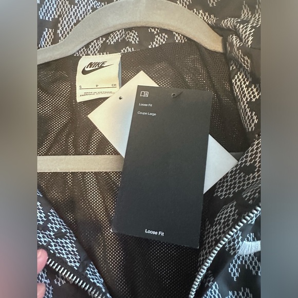 WOMEN'S NIKE SPORTSWEAR AOP WOVEN JACKET - Picture 8 of 10